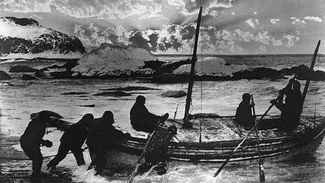 The original James Caird setting off  in 1916 ©  SW